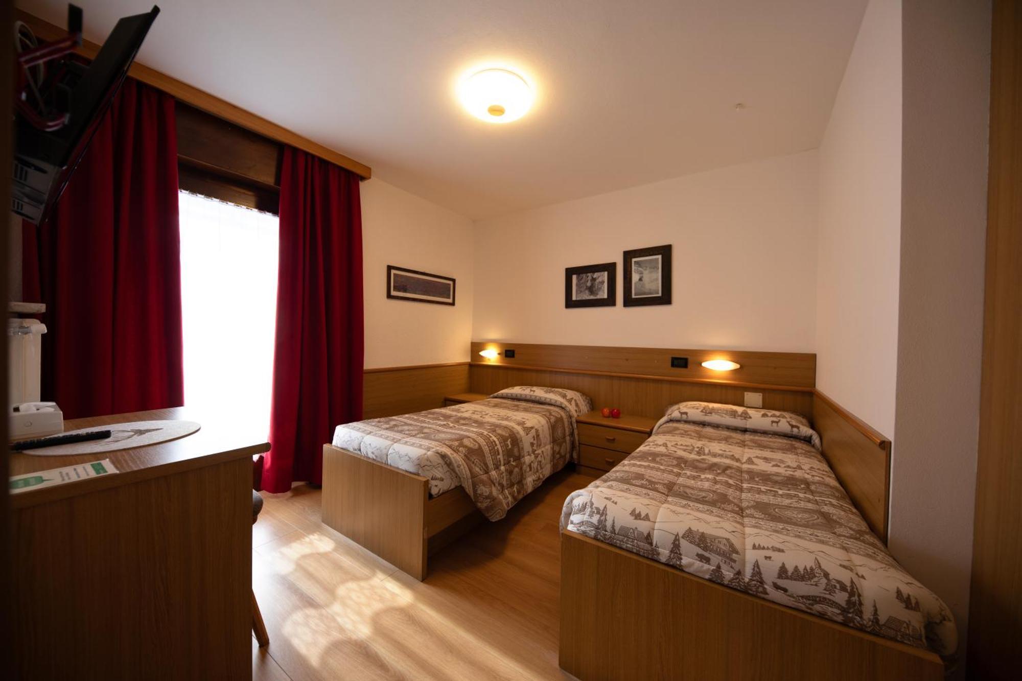 Albergo Venezia Passo Rolle Esterno foto