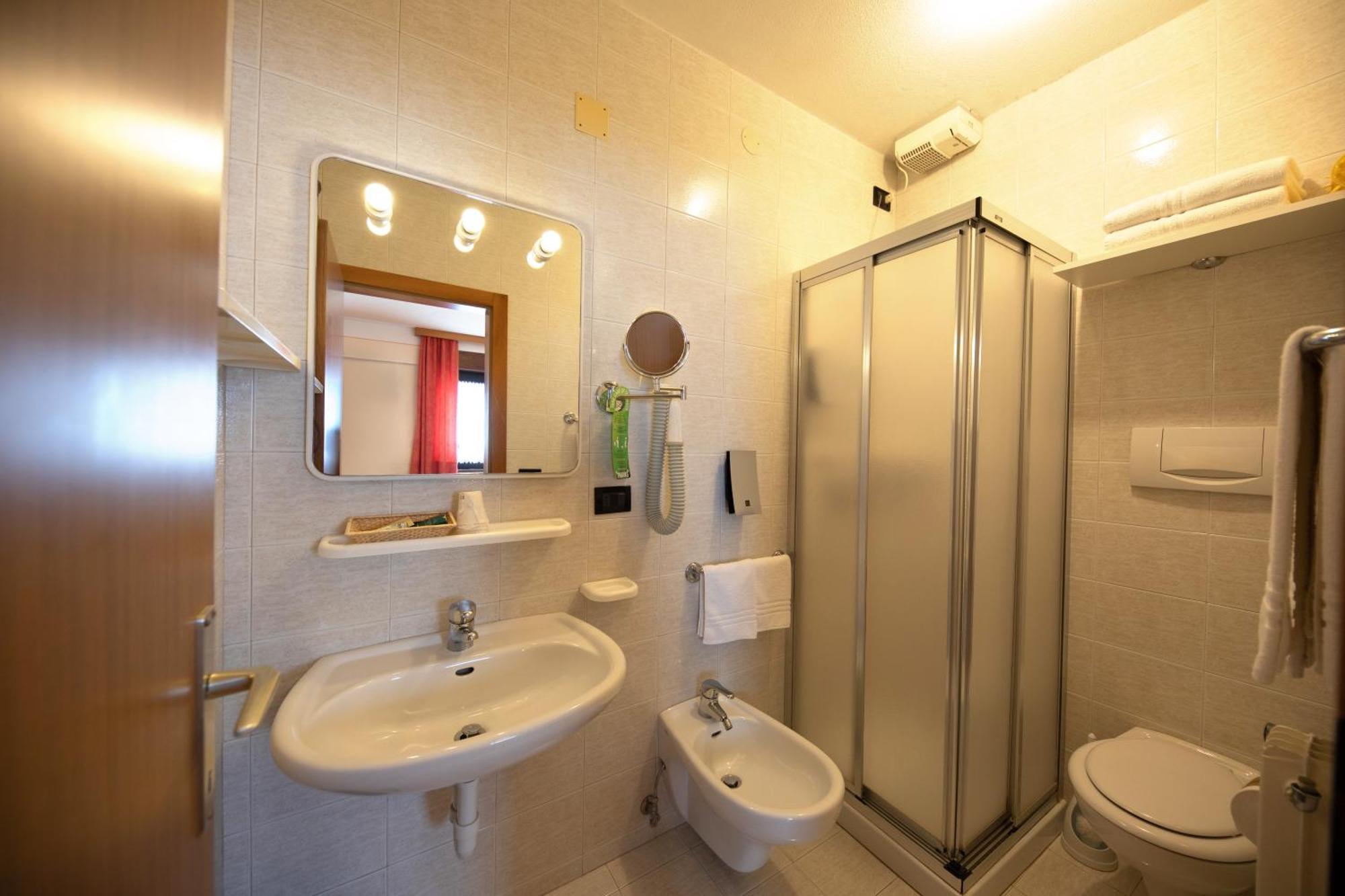 Albergo Venezia Passo Rolle Esterno foto